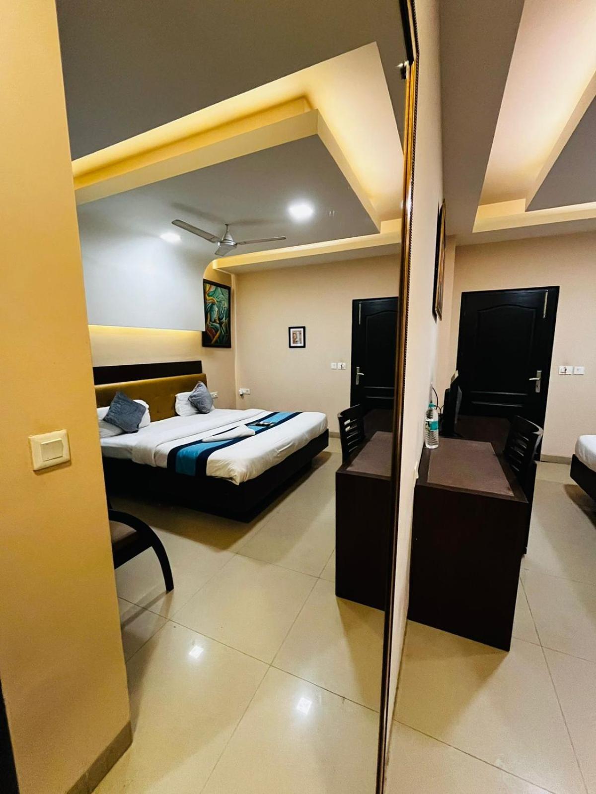 Hotel Mvr Stay By Admire Inn Нойда Экстерьер фото